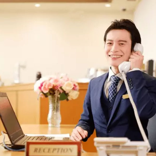 Bertugas di hotel atau penginapan, meliputi pelayanan tamu, housekeeping, dan operasional hotel.